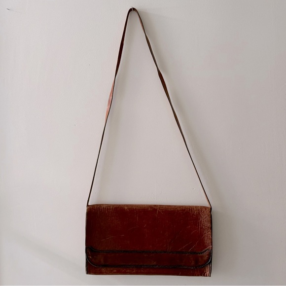 Vintage 70s tooled brown natural leather flap crossbody purse of clutch - Picture 3 of 8